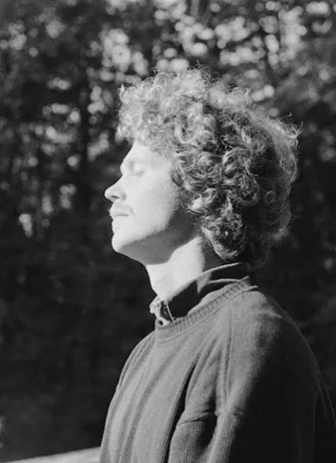 Jakob Jarm draußen in der Natur