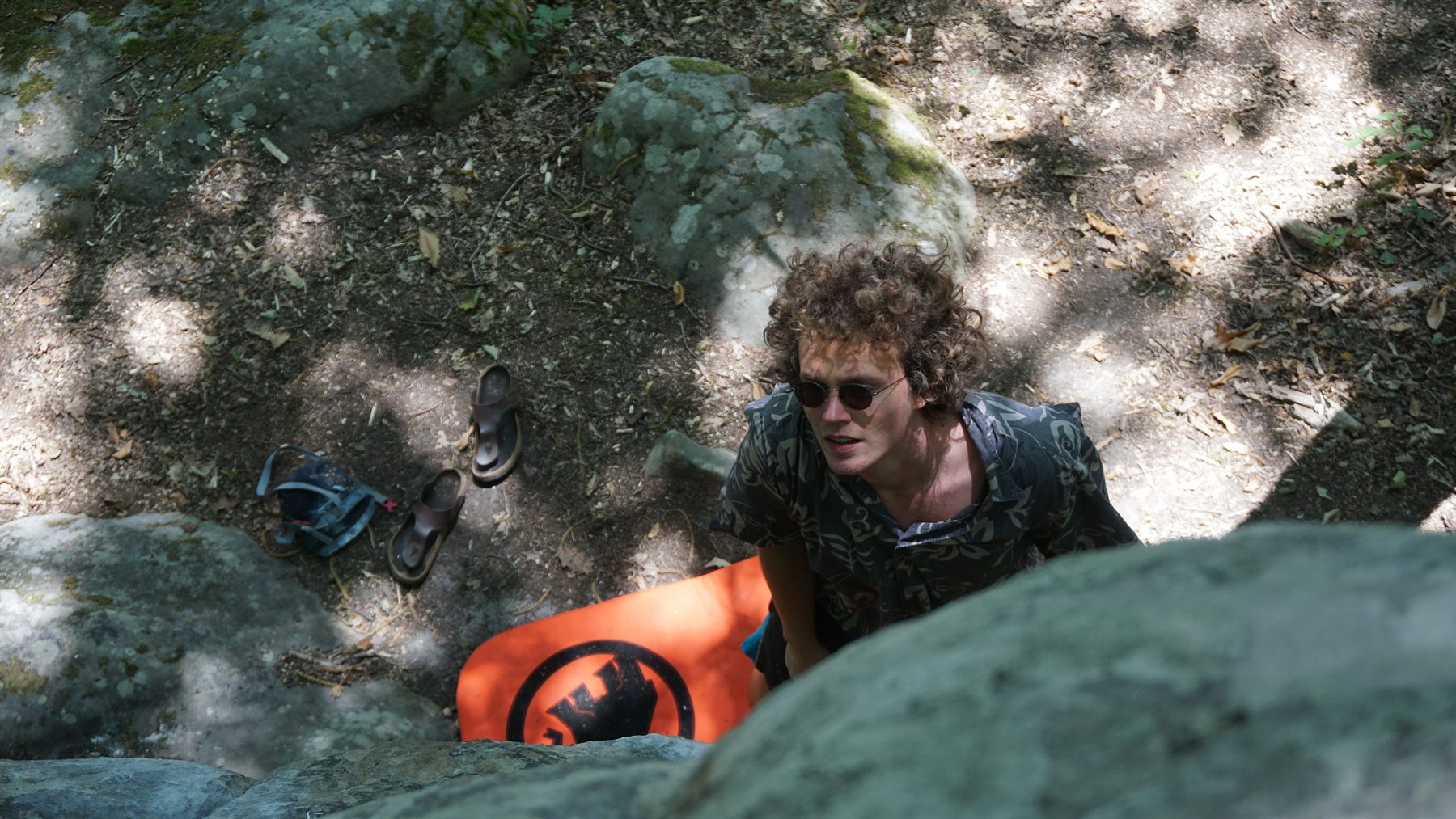 Jakob Jarm beim Bouldern im Wald
