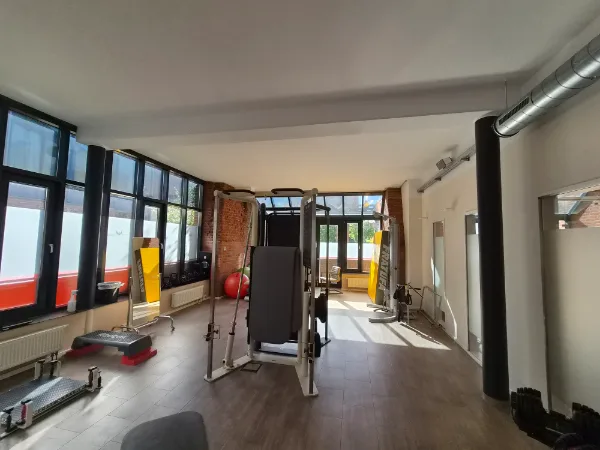 Trainingsraum mit Geräten